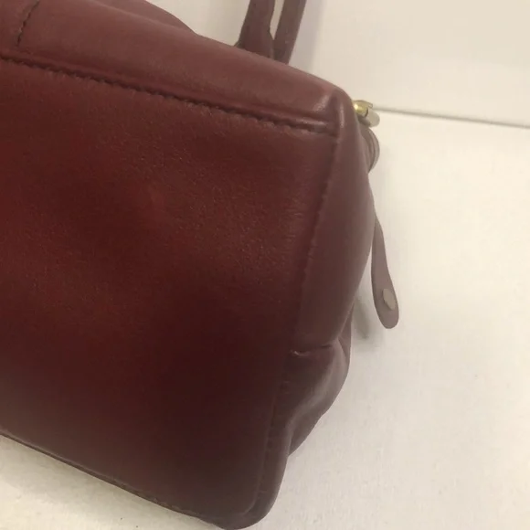 ETIENNE AIGNER VINTAGE leather burgundy colored shoulder bag. Gold hardware. - Picture 9 of 14